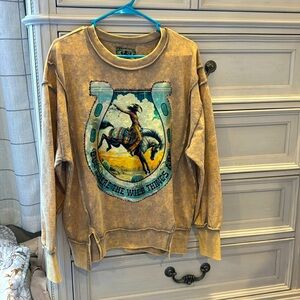 Size M women’s lightweight western long sleeve shirt.